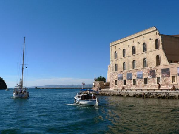 Sortie du Vieux Port à Marseille