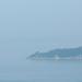 dans la brume, dans la Baie, l'îlot de Tombelaine à côté du Mont-Saint-Michel