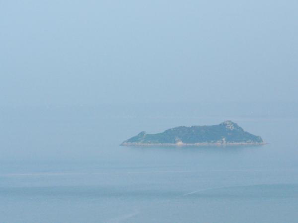 dans la brume, dans la Baie, l'îlot de Tombelaine à côté du Mont-Saint-Michel