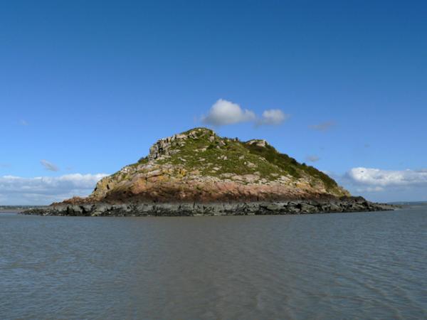L'îlot de Tombelaine à côté du Mt-St-Michel